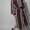 Vintage jurk met lange mouwen en verticale strepen in bordeaux, zwart en crème met vloeiende pasvorm.