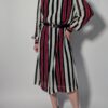 Vintage jurk met lange mouwen en verticale strepen in bordeaux, zwart en crème met vloeiende pasvorm.