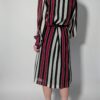 Vintage jurk met lange mouwen en verticale strepen in bordeaux, zwart en crème met vloeiende pasvorm.