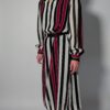 Vintage jurk met lange mouwen en verticale strepen in bordeaux, zwart en crème met vloeiende pasvorm.