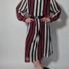 Vintage jurk met lange mouwen en verticale strepen in bordeaux, zwart en crème met vloeiende pasvorm.