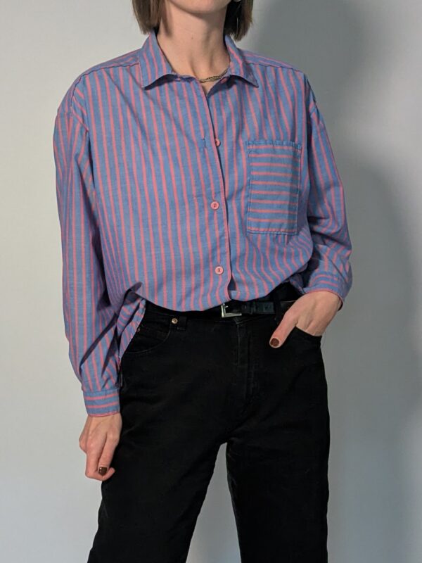 Vintage gestreepte blouse met lange mouwen in blauw en roze met borstzak en relaxte pasvorm.