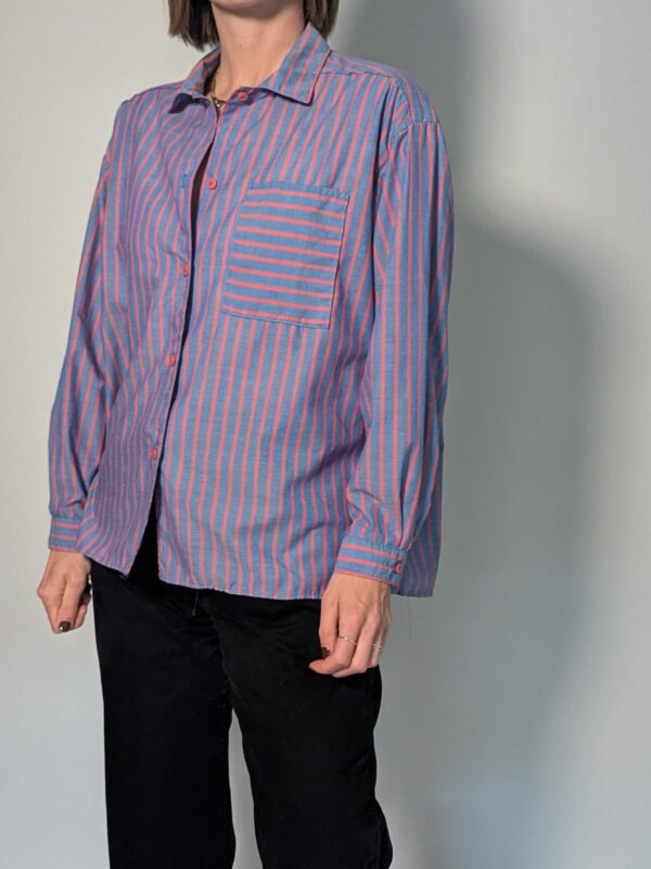 Vintage gestreepte blouse met lange mouwen in blauw en roze met borstzak en relaxte pasvorm.