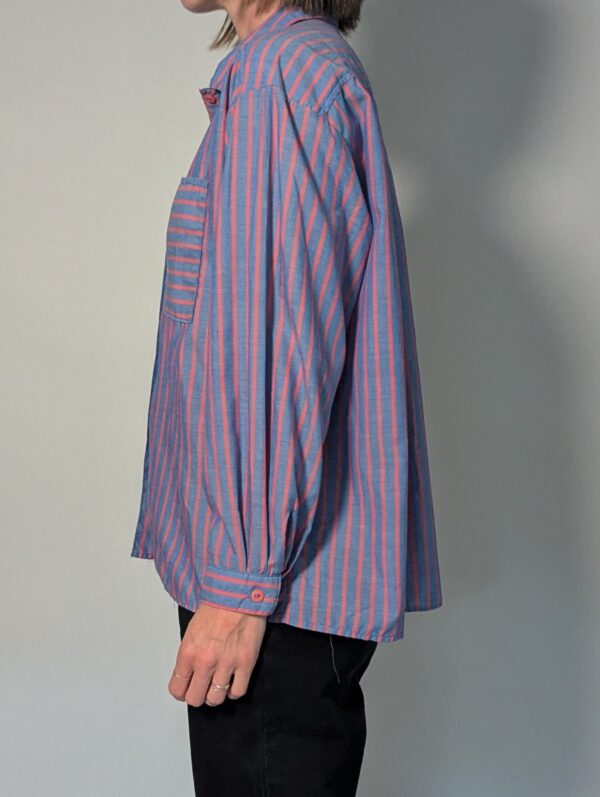 Vintage gestreepte blouse met lange mouwen in blauw en roze met borstzak en relaxte pasvorm.