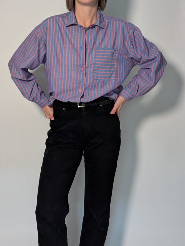 Vintage gestreepte blouse met lange mouwen in blauw en roze met borstzak en relaxte pasvorm.
