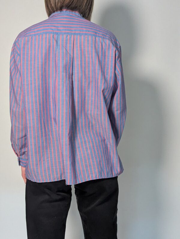 Vintage gestreepte blouse met lange mouwen in blauw en roze met borstzak en relaxte pasvorm.