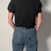 Vintage fijngebreide top in donkergrijs/antraciet met korte mouwen, hoge hals en knoopjessluiting in de nek aan de achterkant.