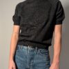 Vintage fijngebreide top in donkergrijs/antraciet met korte mouwen, hoge hals en knoopjessluiting in de nek aan de achterkant.
