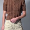 Vintage gebreide top in cacaobruin met korte mouwen, opengewerkte structuur en kabeldetails.