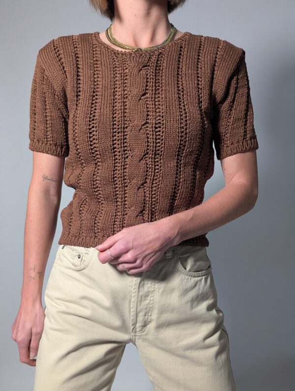 Vintage gebreide top in cacaobruin met korte mouwen, opengewerkte structuur en kabeldetails.