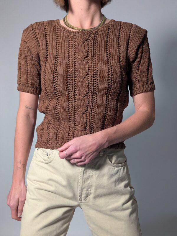 Vintage gebreide top in cacaobruin met korte mouwen, opengewerkte structuur en kabeldetails.
