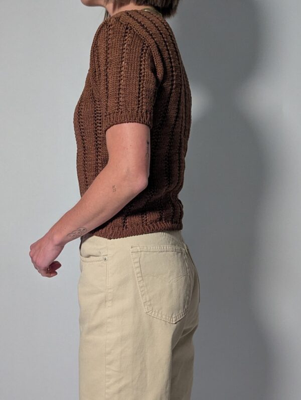 Vintage gebreide top in cacaobruin met korte mouwen, opengewerkte structuur en kabeldetails.