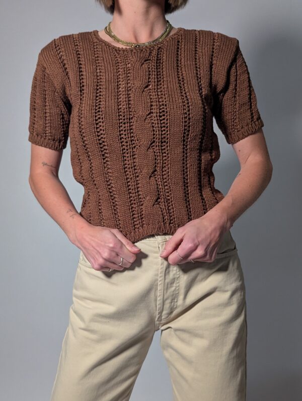 Vintage gebreide top in cacaobruin met korte mouwen, opengewerkte structuur en kabeldetails.