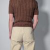 Vintage gebreide top in cacaobruin met korte mouwen, opengewerkte structuur en kabeldetails.