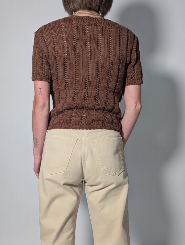 Vintage gebreide top in cacaobruin met korte mouwen, opengewerkte structuur en kabeldetails.