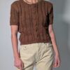 Vintage gebreide top in cacaobruin met korte mouwen, opengewerkte structuur en kabeldetails.