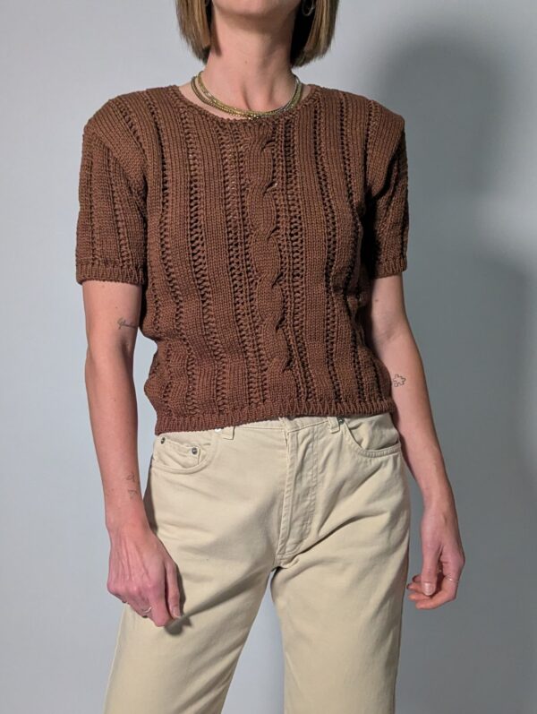 Vintage gebreide top in cacaobruin met korte mouwen, opengewerkte structuur en kabeldetails.