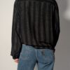 Vintage zwarte blouse met lange mouwen en subtiele verticale strepen in een fijn contrasterend patroon.