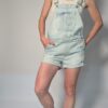Vintage lichtblauwe denim playsuit met verstelbare schouderbanden, korte broekspijpen en relaxte pasvorm.