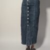 Vintage denim midi rok met hoge taille, rechte pasvorm en asymmetrische knoopsluiting aan de voorkant in mediumblauwe wassing.