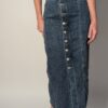 Vintage denim midi rok met hoge taille, rechte pasvorm en asymmetrische knoopsluiting aan de voorkant in mediumblauwe wassing.