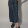 Vintage denim midi rok met hoge taille, rechte pasvorm en asymmetrische knoopsluiting aan de voorkant in mediumblauwe wassing.