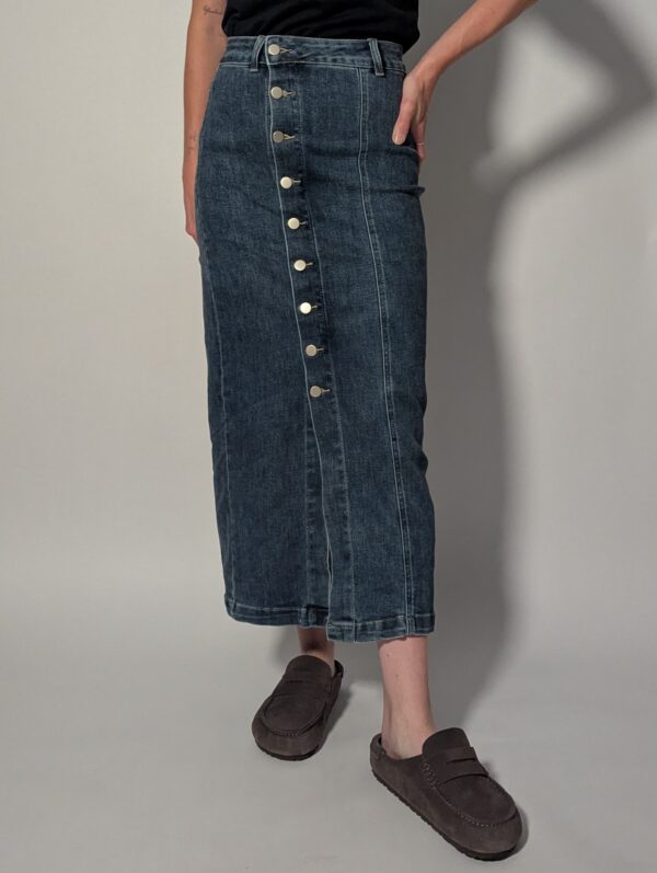 Vintage denim midi rok met hoge taille, rechte pasvorm en asymmetrische knoopsluiting aan de voorkant in mediumblauwe wassing.