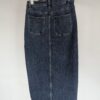 Vintage denim midi rok met hoge taille, rechte pasvorm en asymmetrische knoopsluiting aan de voorkant in mediumblauwe wassing.