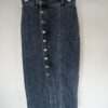 Vintage denim midi rok met hoge taille, rechte pasvorm en asymmetrische knoopsluiting aan de voorkant in mediumblauwe wassing.
