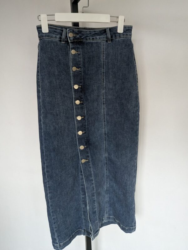 Vintage denim midi rok met hoge taille, rechte pasvorm en asymmetrische knoopsluiting aan de voorkant in mediumblauwe wassing.