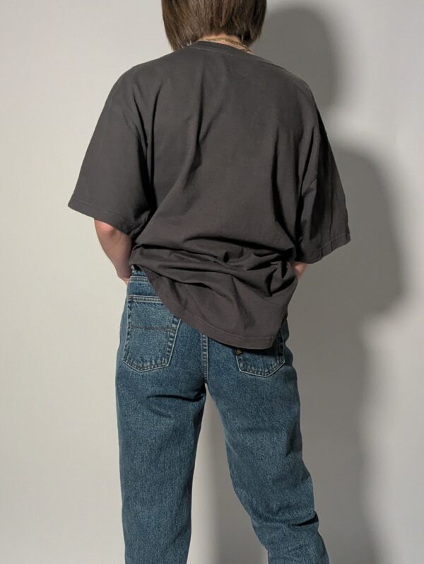 Vintage Dickies T-shirt in vaal zwart met korte mouwen, borstzak en subtiel logo detail.