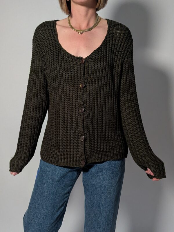 Vintage donkergroen grofgebreid vest met knoopsluiting, lange mouwen en oversized pasvorm.