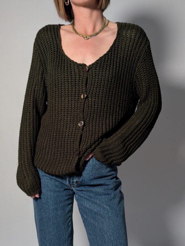 Vintage donkergroen grofgebreid vest met knoopsluiting, lange mouwen en oversized pasvorm.