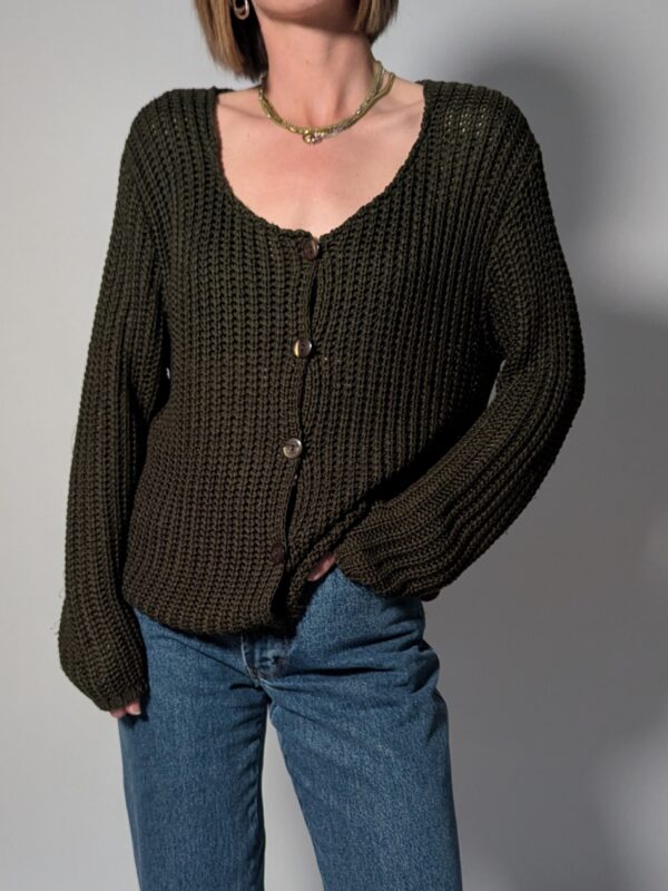 Vintage donkergroen grofgebreid vest met knoopsluiting, lange mouwen en oversized pasvorm.