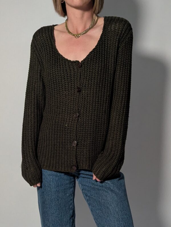 Vintage donkergroen grofgebreid vest met knoopsluiting, lange mouwen en oversized pasvorm.