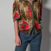 Vintage blouse-jasje met korte mouwen in olijfgroen, rood, camel en crème met florale en grafische print.