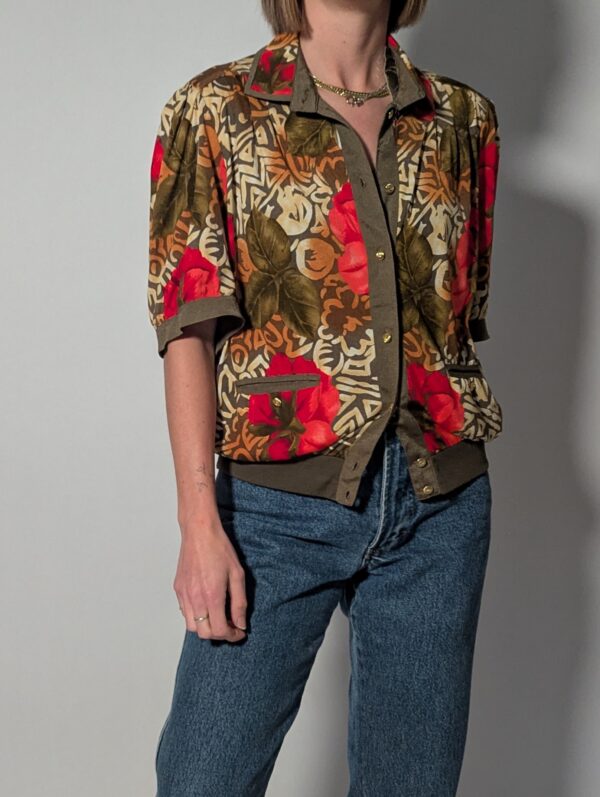 Vintage blouse-jasje met korte mouwen in olijfgroen, rood, camel en crème met florale en grafische print.