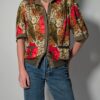 Vintage blouse-jasje met korte mouwen in olijfgroen, rood, camel en crème met florale en grafische print.