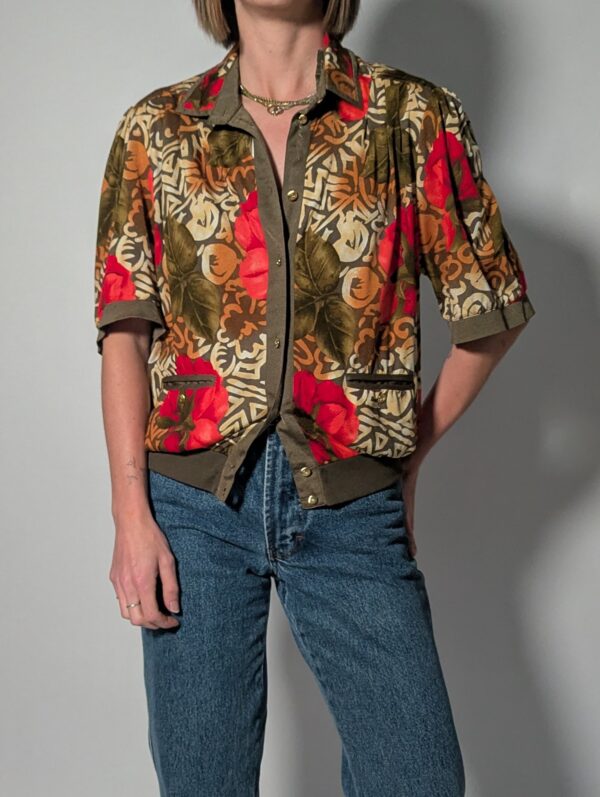 Vintage blouse-jasje met korte mouwen in olijfgroen, rood, camel en crème met florale en grafische print.