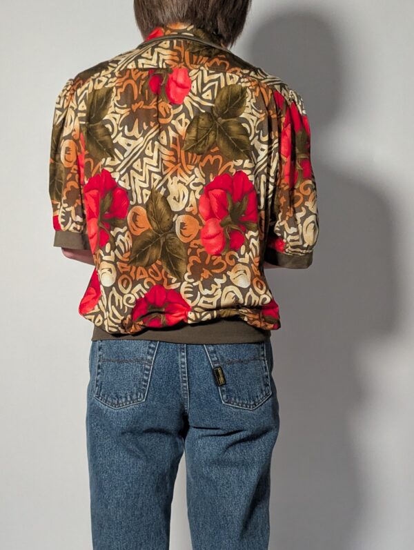 Vintage blouse-jasje met korte mouwen in olijfgroen, rood, camel en crème met florale en grafische print.