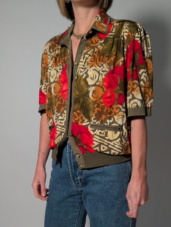 Vintage blouse-jasje met korte mouwen in olijfgroen, rood, camel en crème met florale en grafische print.