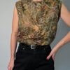 Vintage mouwloze top in groen-, bruin- en aardetinten met rijke botanische print en rechte pasvorm.