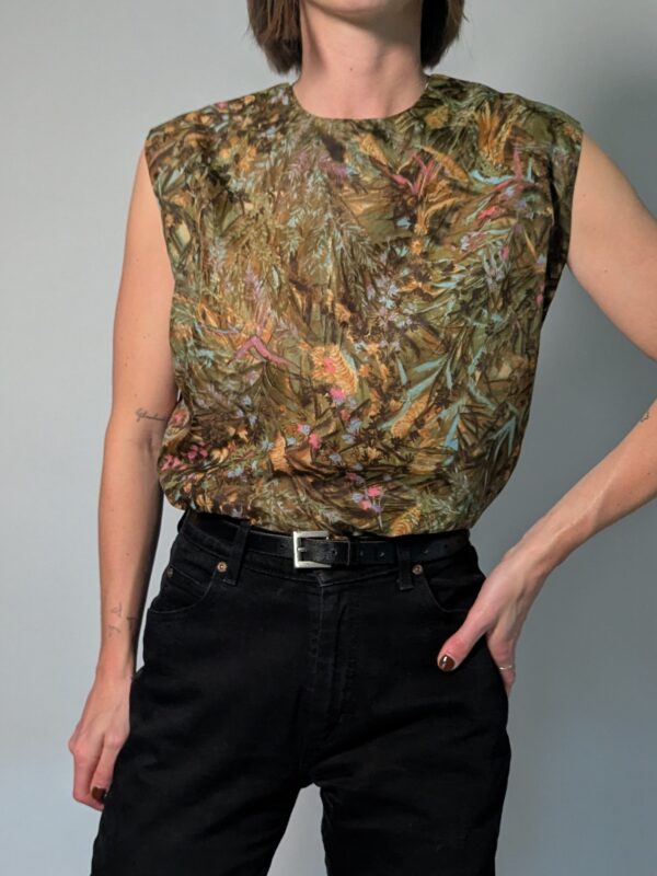Vintage mouwloze top in groen-, bruin- en aardetinten met rijke botanische print en rechte pasvorm.