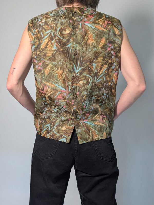 Vintage mouwloze top in groen-, bruin- en aardetinten met rijke botanische print en rechte pasvorm.