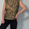 Vintage mouwloze top in groen-, bruin- en aardetinten met rijke botanische print en rechte pasvorm.