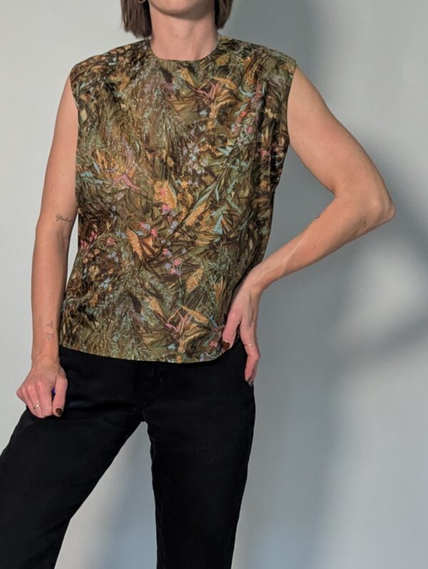 Vintage mouwloze top in groen-, bruin- en aardetinten met rijke botanische print en rechte pasvorm.