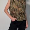 Vintage mouwloze top in groen-, bruin- en aardetinten met rijke botanische print en rechte pasvorm.