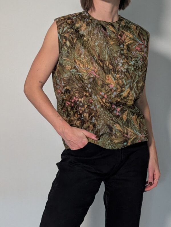 Vintage mouwloze top in groen-, bruin- en aardetinten met rijke botanische print en rechte pasvorm.