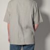 Vintage lichtgrijze blouse van 100% linnen met korte mouwen, relaxte pasvorm en dubbele borstzakken.