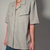 Vintage lichtgrijze blouse van 100% linnen met korte mouwen, relaxte pasvorm en dubbele borstzakken.